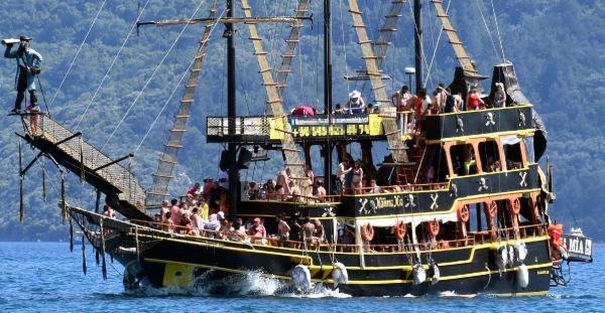 Tatilcilerden marşlar eşliğinde cennet koylarda tekne turu