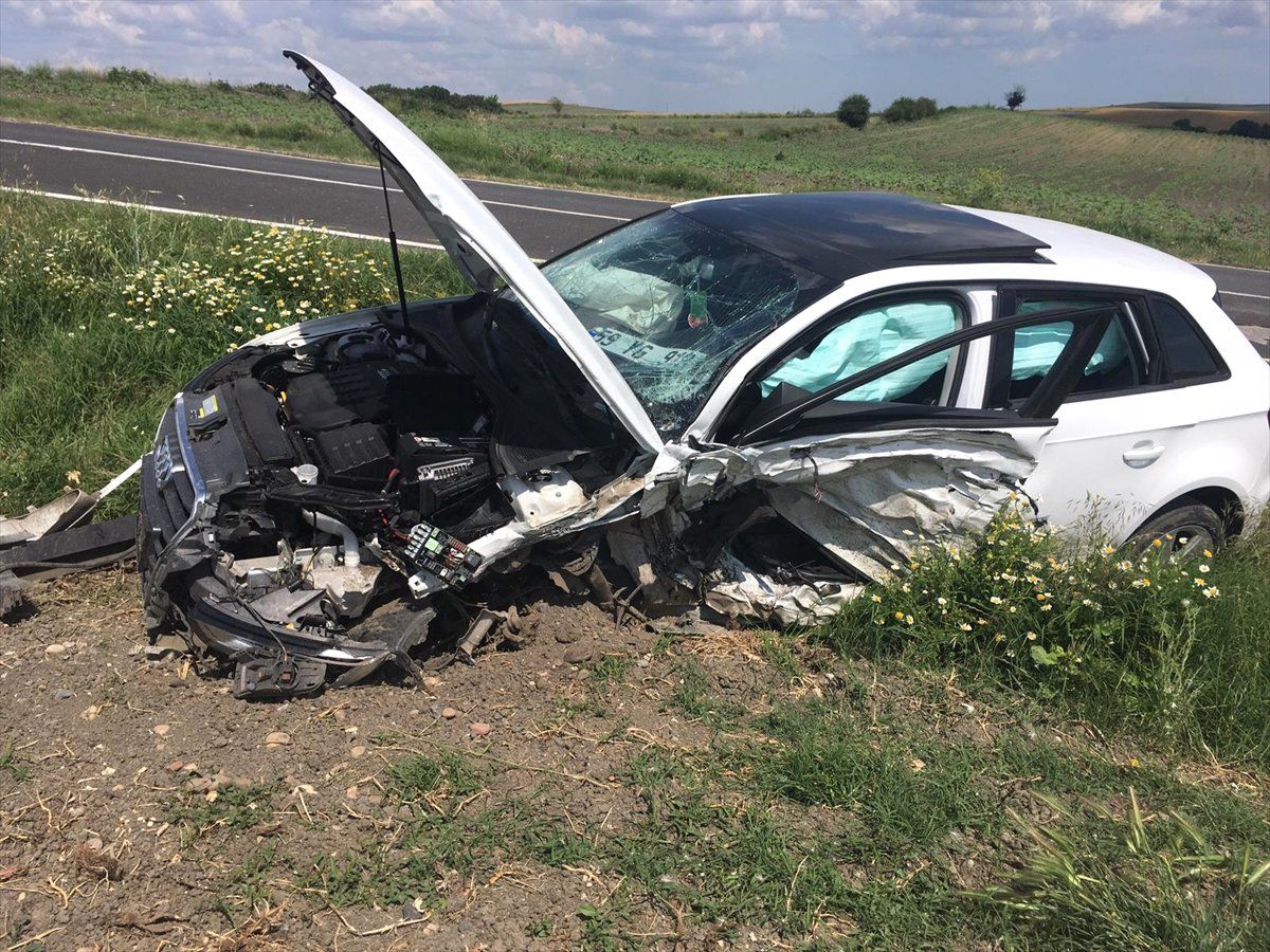 Tekirdağ\'da iki otomobil çarpıştı: 6 yaralı