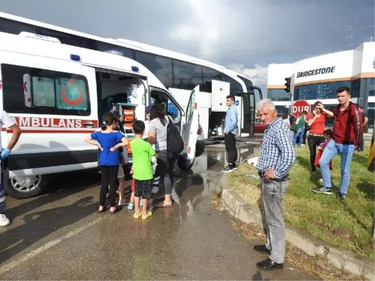 Yolcu otobüsü kırmızı ışıkta 7 araca çarptı: 7 yaralı