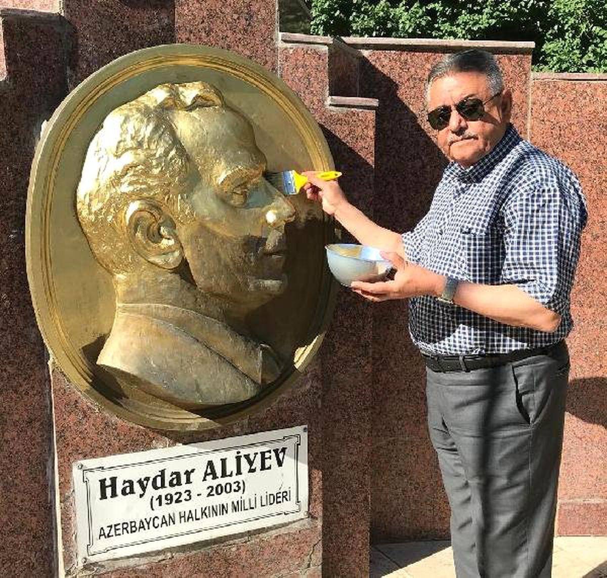 Zabıta Müdürü, her ay Haydar Aliyev\'in büstünü boyuyor