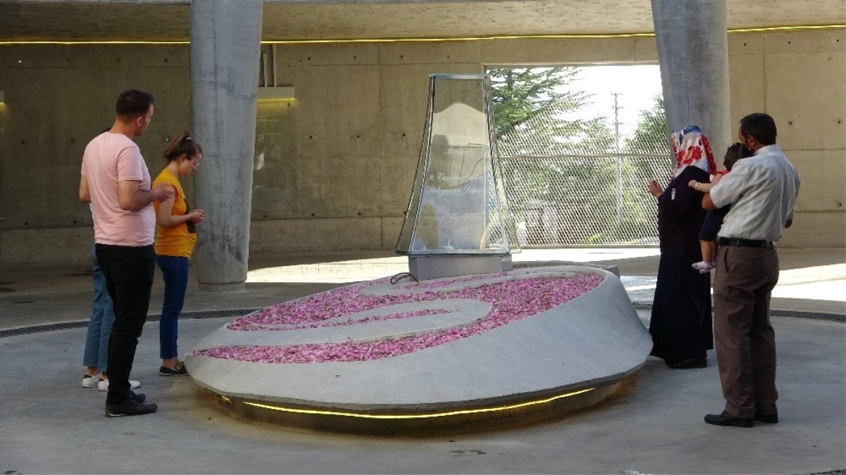 9. Cumhurbaşkanı Demirel\'in Anıt Mezarı\'na bayram tatilinde ziyaretçi akını
