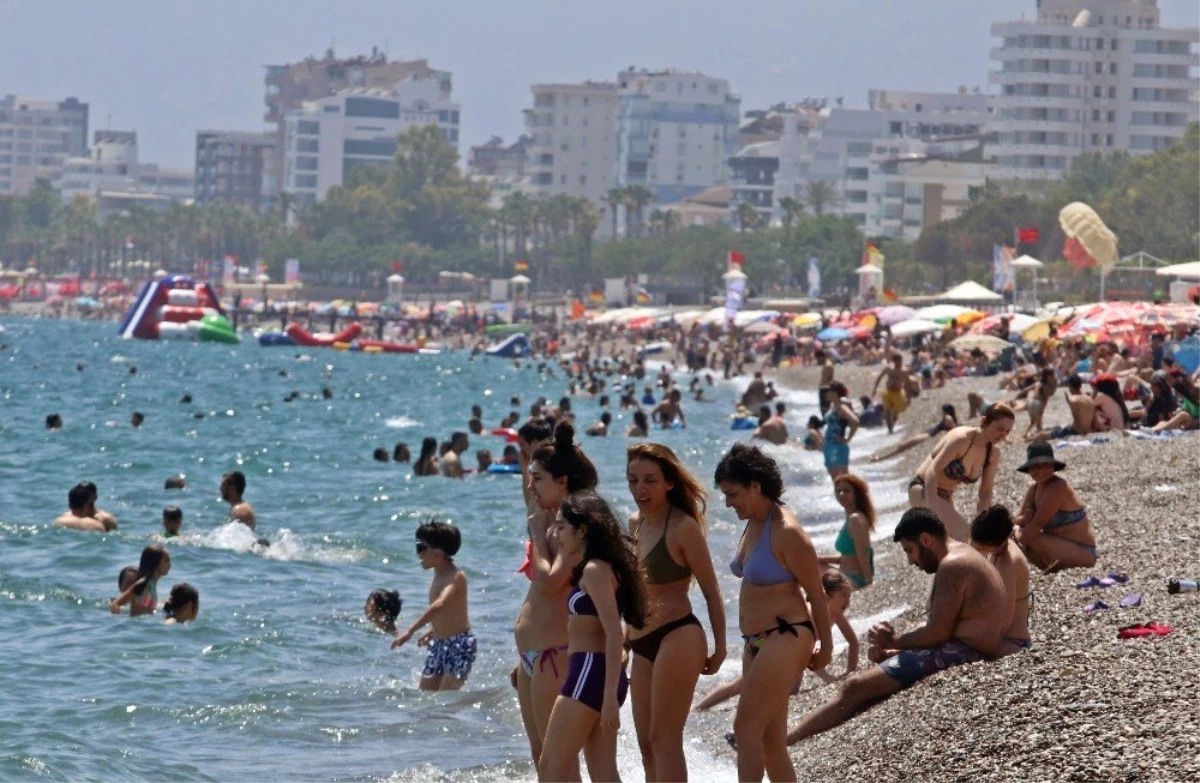 Antalya, bayramda 400 bin turist ağırladı