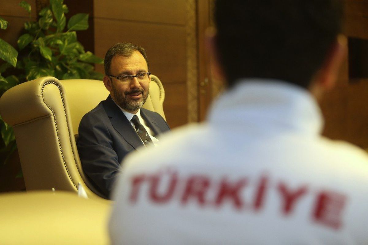 Bakan Kasapoğlu\'ndan paralimpik okçulara tebrik mesajı