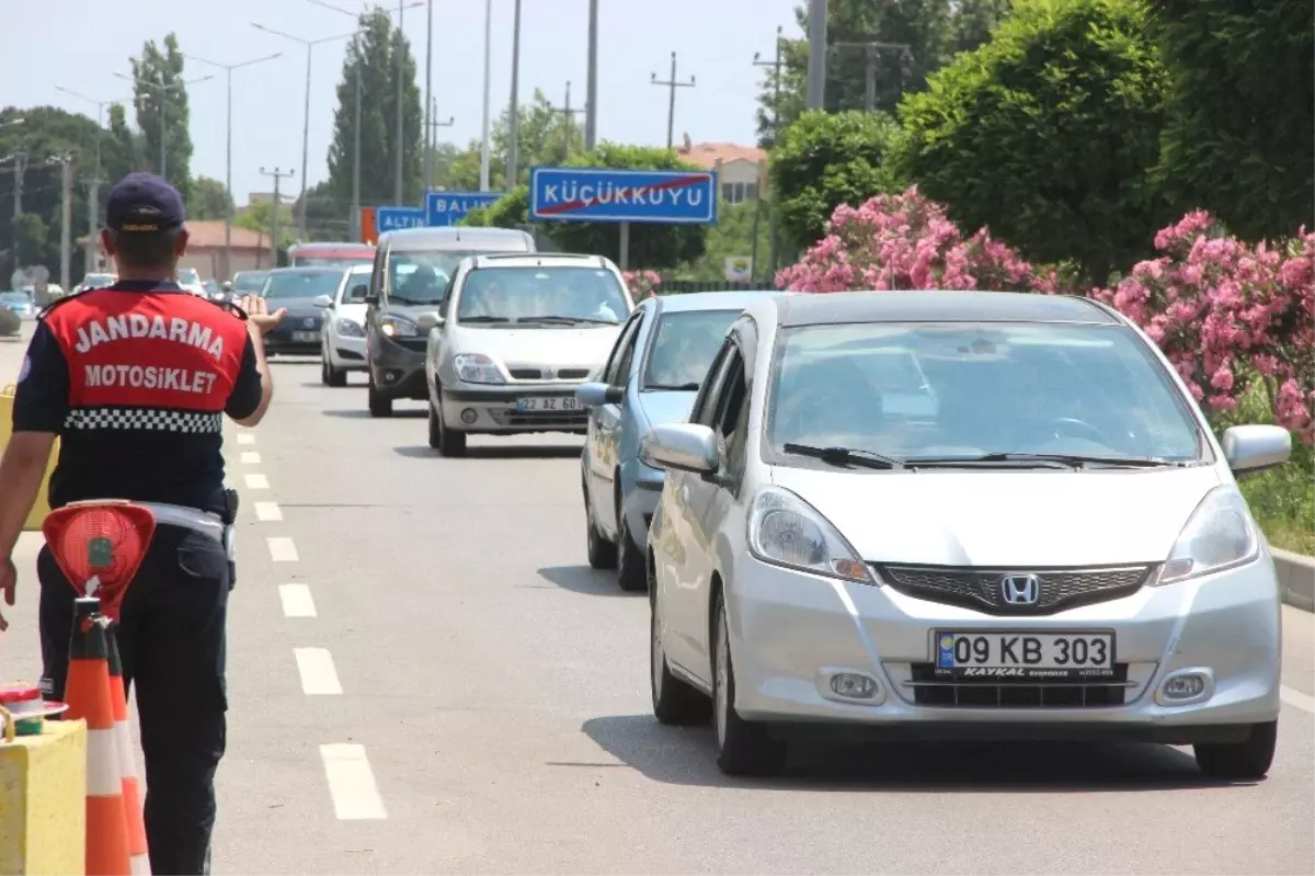 Bayram tatili sonrası Kuzey Ege\'de trafik yoğunluğu arttı