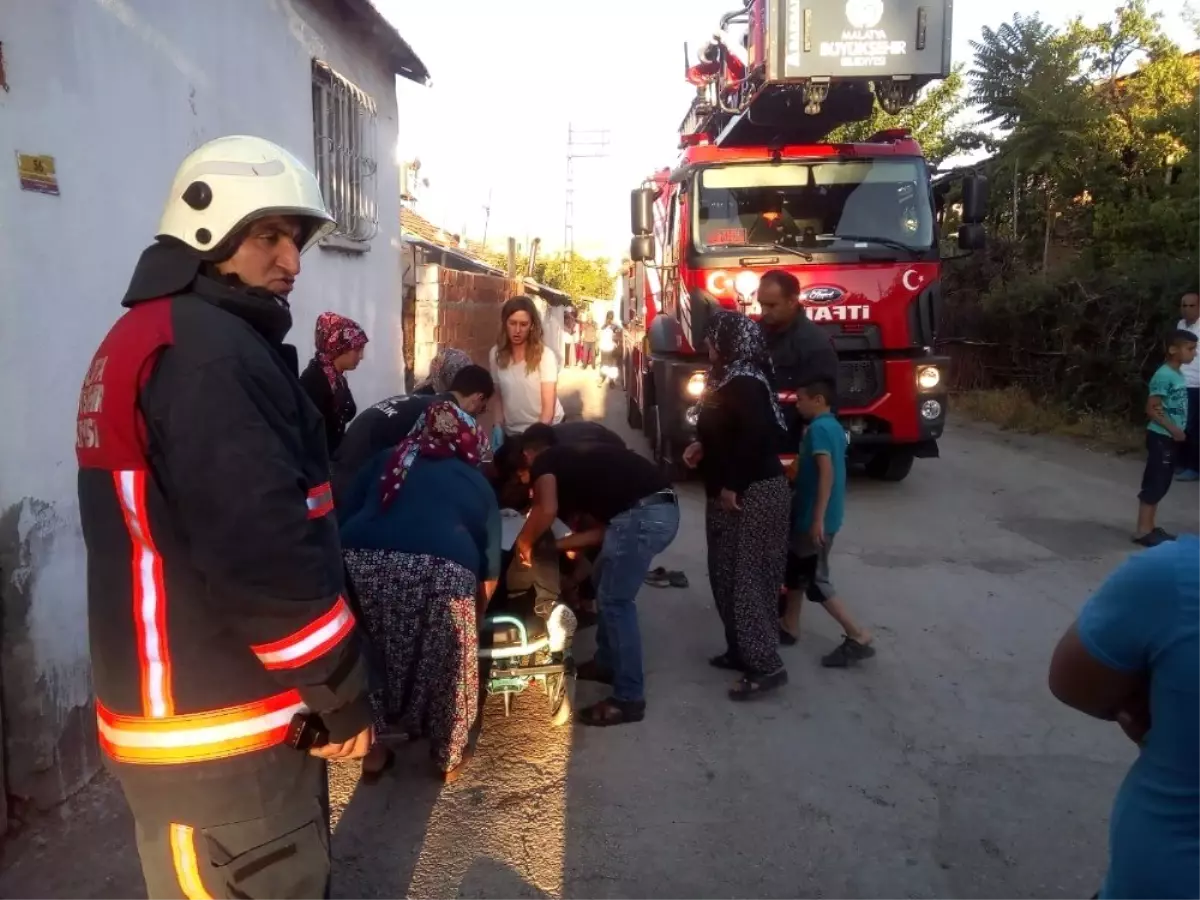 Bunalıma girdi, evini ateşe verdi