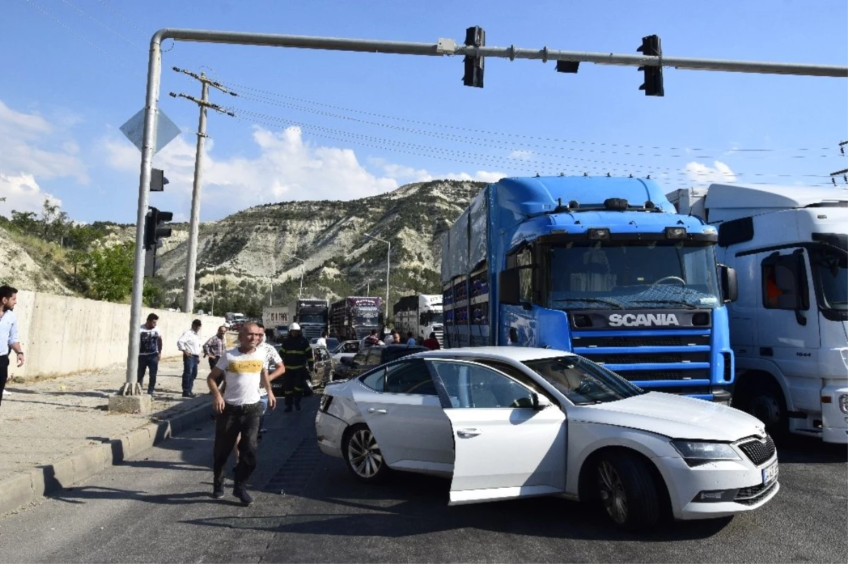 Burdur\' da zincirleme trafik kazası: 5 yaralı