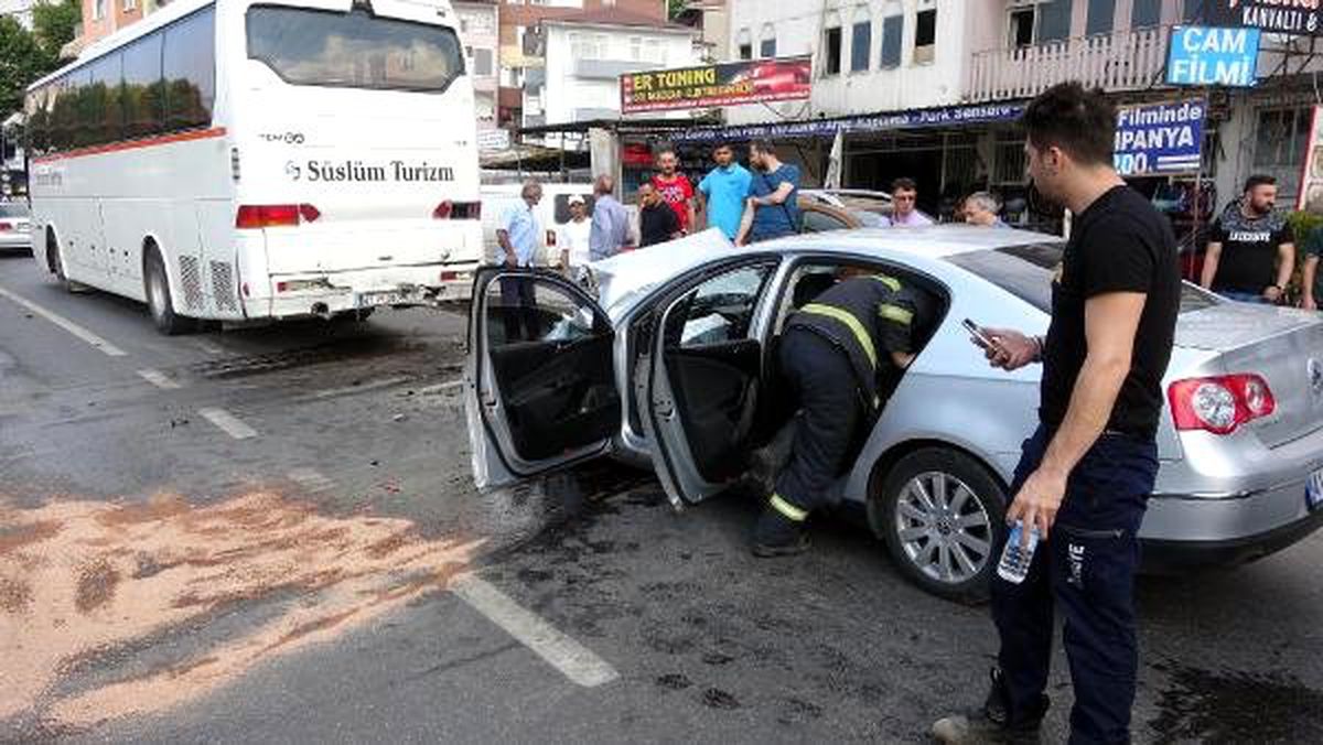 Direksiyon başında kalp krizi geçirdi, işçi servisine çarpıp, öldü