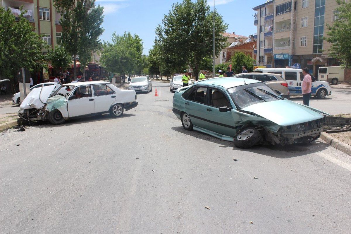 Elazığ\'da trafik kazası: 3 yaralı
