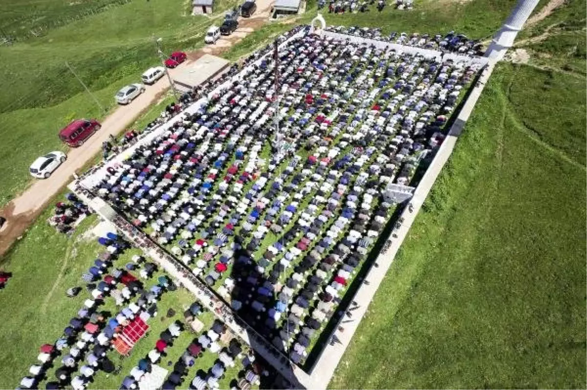 Kadırga Yaylası\'nda üstü açık camide namaz kılındı