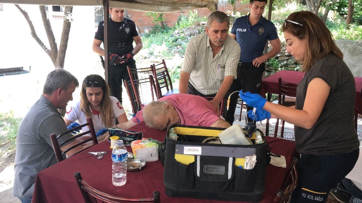 Kahvede otururken sırtına maganda kurşunu isabet eden yaşlı adam öldü