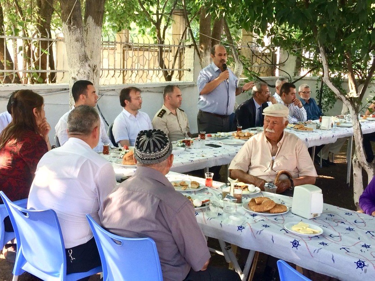 Kaymakam Ünal, huzur evi sakinleri ve hastalarla bayramlaştı