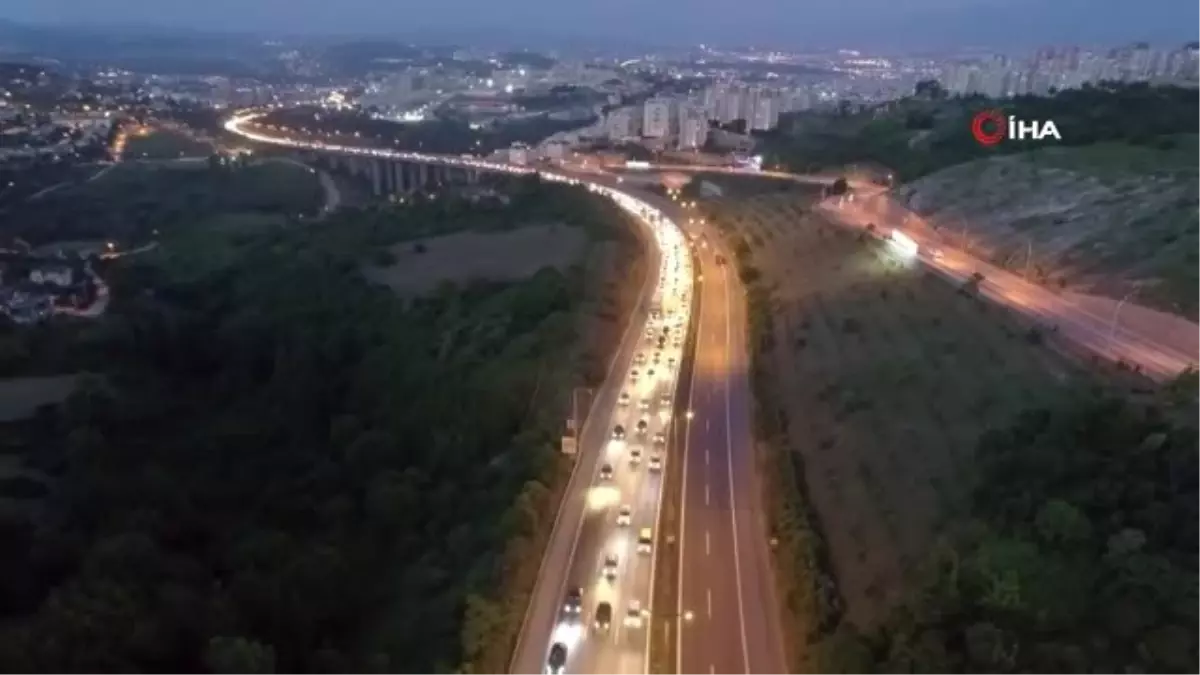 Kocaeli\'de dönüş yoğunluğu... Durma noktasına gelen trafik havadan görüntülendi