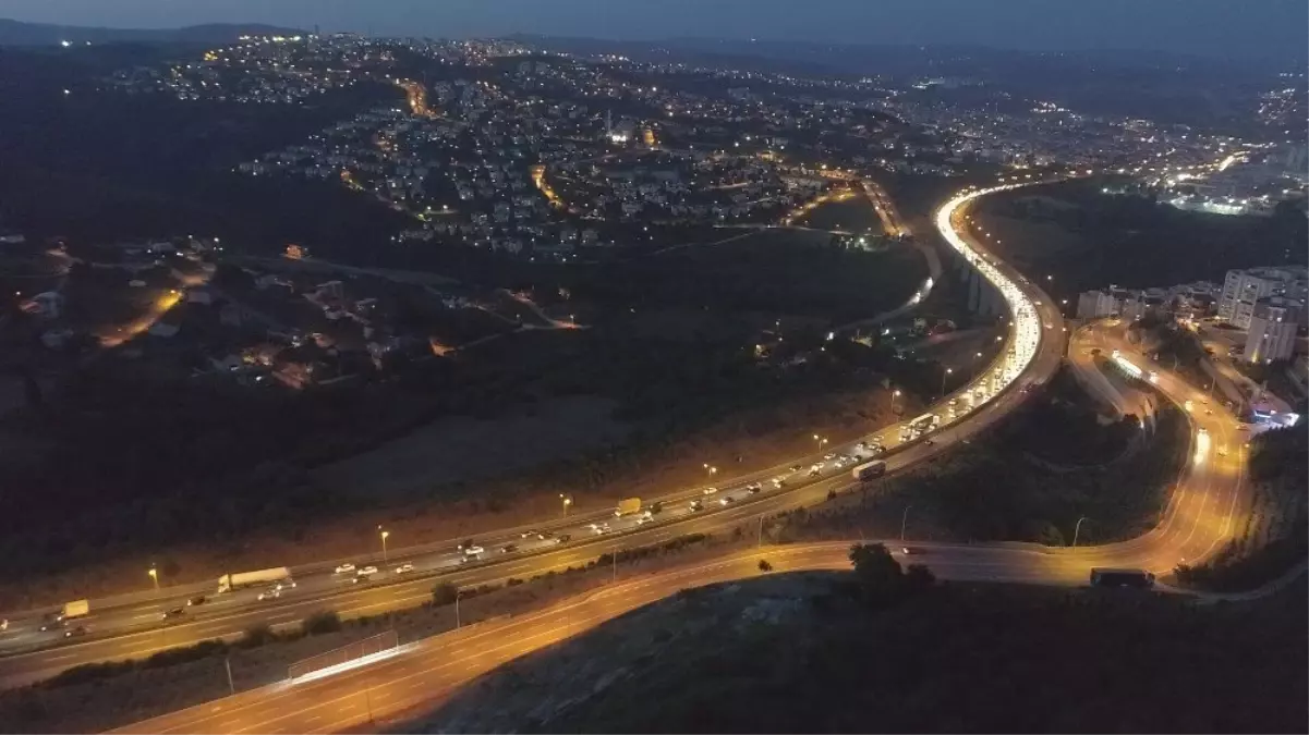 Kocaeli\'de dönüş yoğunluğu: trafik durma noktasına geldi