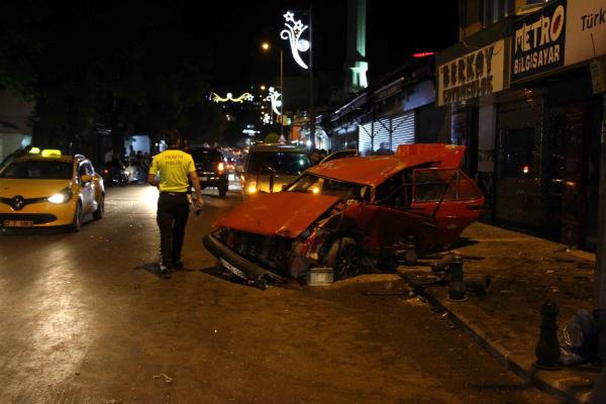 Kontrolden çıkan otomobil seyyar kebapçı tezgahına çarptı: 2 yaralı
