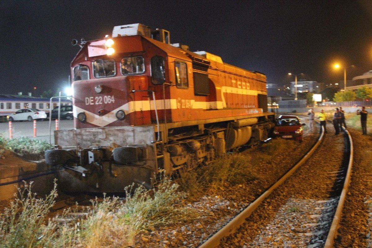 Lokomotif otomobille çarpıştı