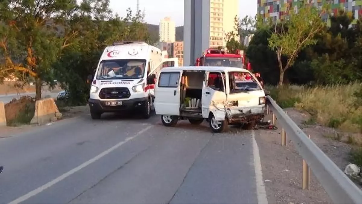 (Özel) Maltepe\'de minibüs ve otomobil çarpıştı: 2 yaralı