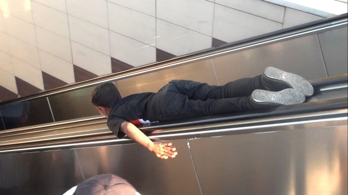 (Özel) Taksim Metro İstasyonunda çocukların tehlikeli yürüyen merdiven oyunu