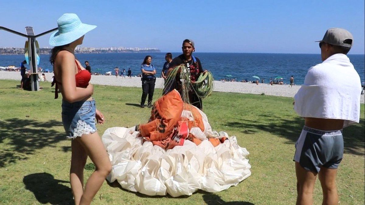 Paraşütün nemini alan gence, turistten zorda bırakan soru