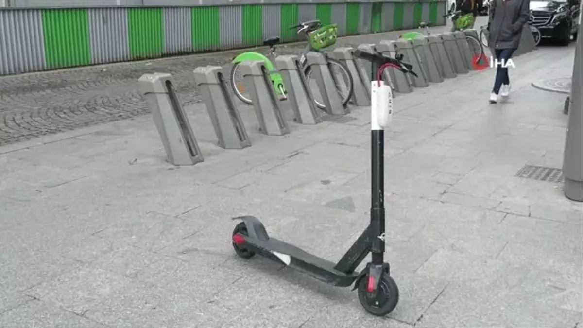 Paris\'te Bisiklet ve Elektrikli Scooter Kullanımı İçin Yeni TedbirlerElektrikli Scooter...