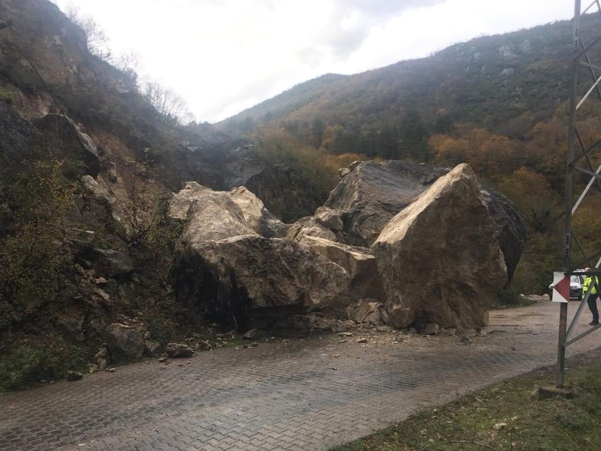 Sağanak yağış, dev kayaların yola düşmesine neden oldu