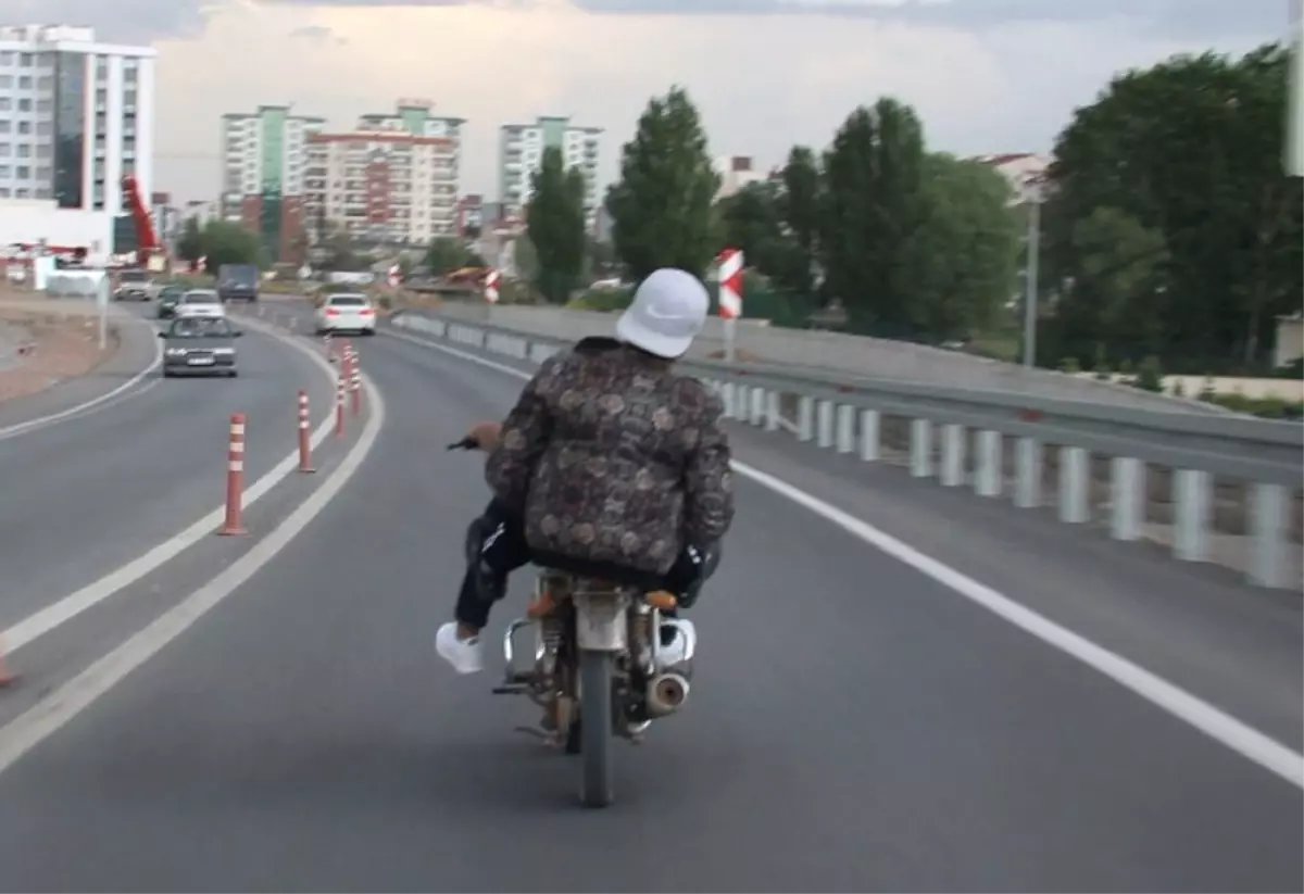 Seyir halindeki motosiklet üzerinde tehlikeli hareketler