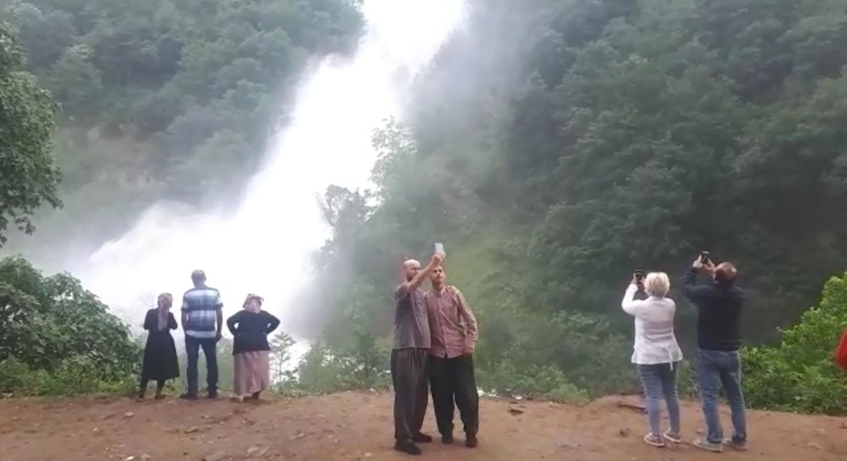 Yoldan geçerken görenler araçlarından inip fotoğrafını çekti