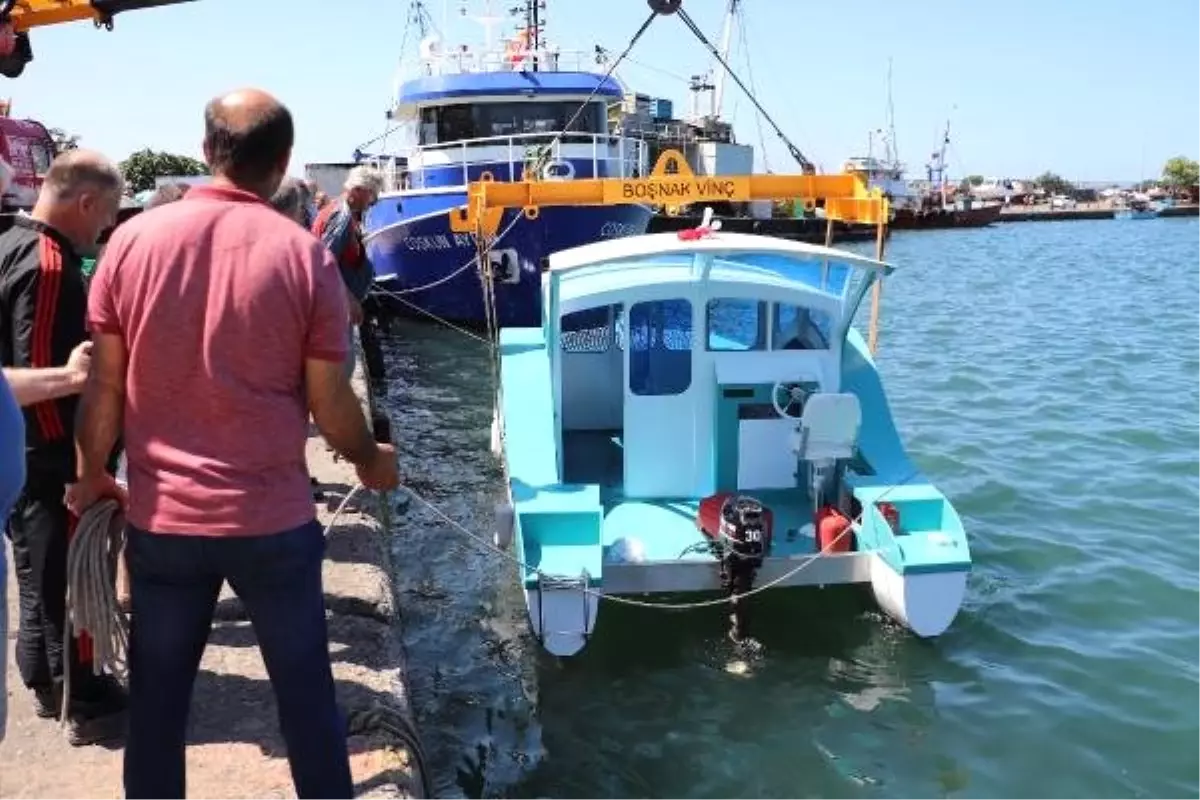 3 arkadaşın yaptığı tekne, suya indirildi