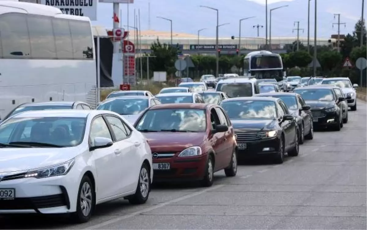 Afyonkarahisar- Antalya yolunda bayram dönüşü yoğunluk