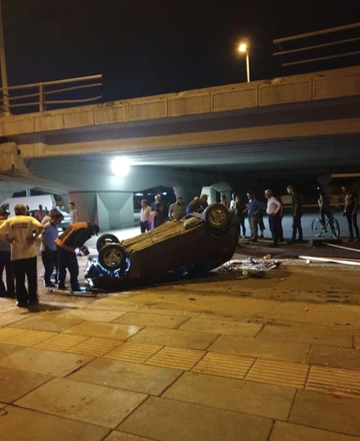 Ankara\'da otomobil köprüden düştü