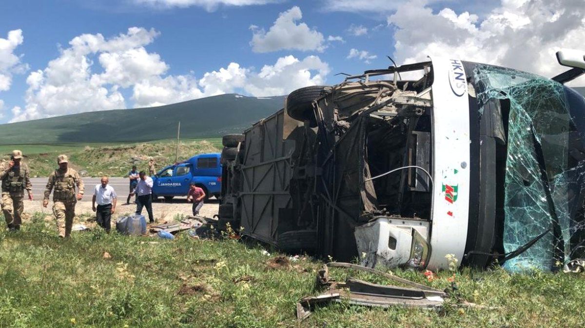 Ardahan\'da yolcu otobüsü devrildi: 1 ağır 6 yaralı