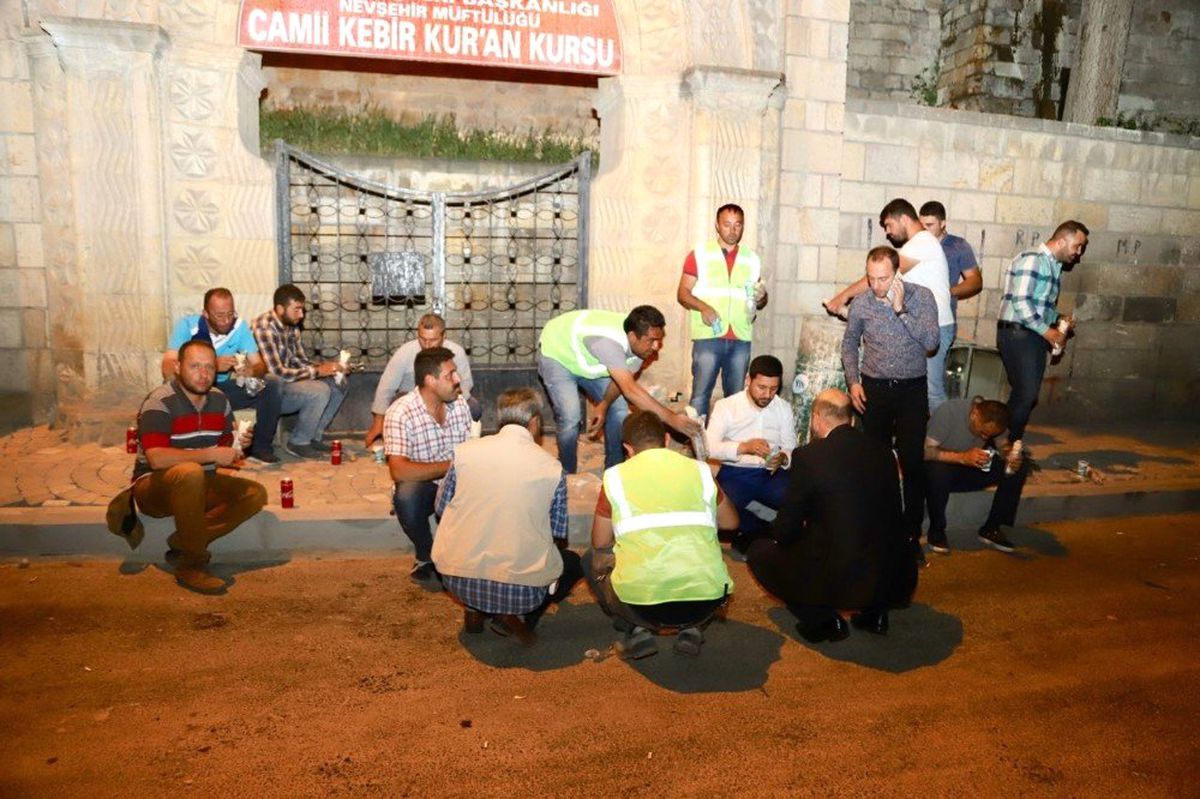 Arı, gece mesaisindeki işçilerle yemek yedi