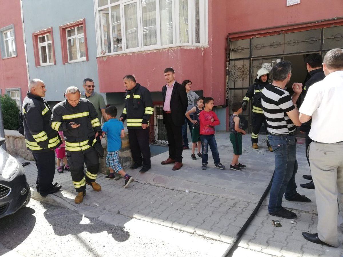 Asansör boşluğunda yakılan çöpler az kalsın faciaya neden oluyordu