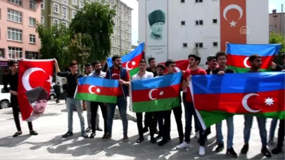 Azerbaycanlı öğrencilerden Ermeni heyete tepki