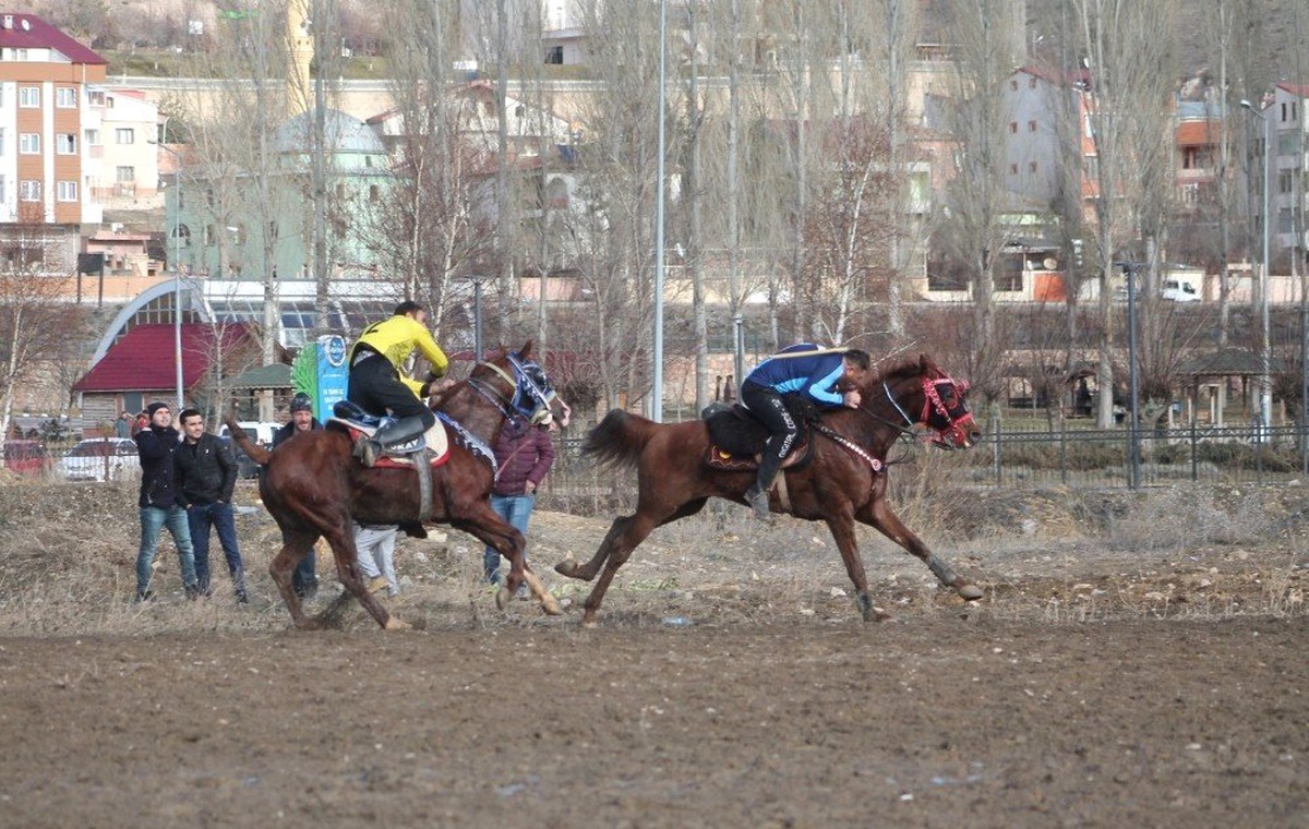 Bayburt\'ta ata sporu cirit sporu yaşatılıyor