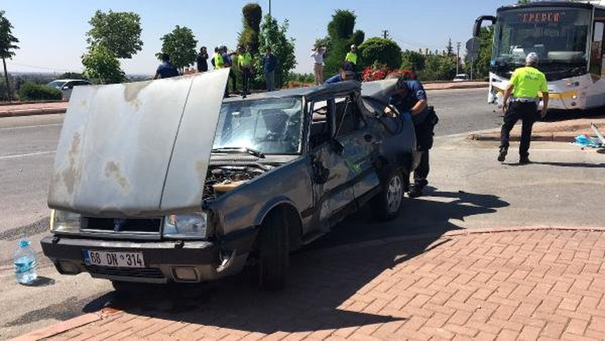 Belediye otobüsü ile otomobil çarpıştı: 4 ağır yaralı