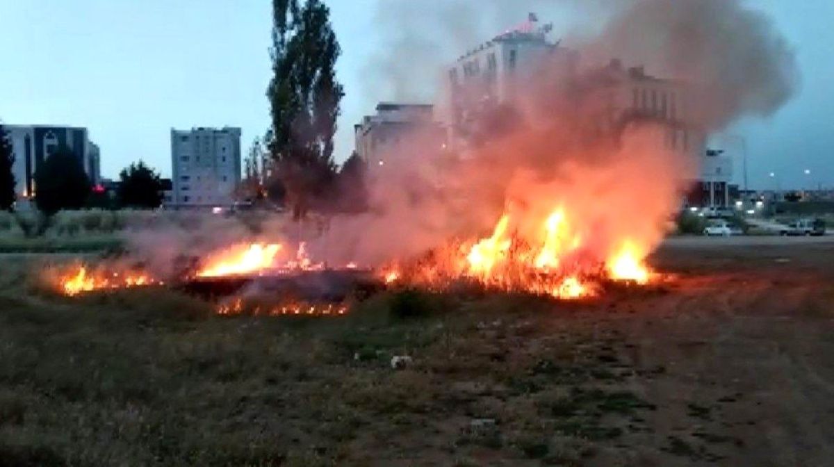 Boş arazide çıkan yangın paniğe neden oldu