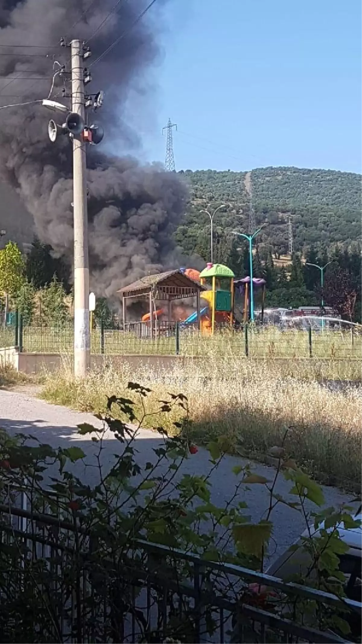 Çocuk parkindaki plastik oyun araçları ateşe verildi