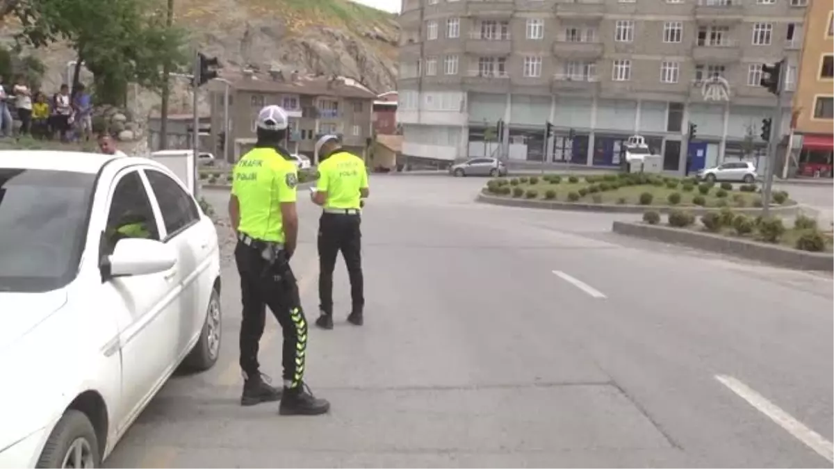 Hakkari\'de polis çocuklara "sürücü karnesi" dağıttı