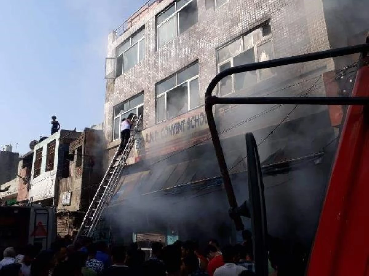Hindistan\'da kursta yangın: Öğretmen ve 2 çocuğu öldü
