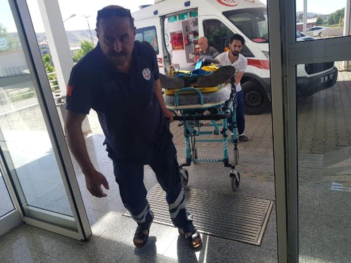 Karakoçan\'da hafif ticari araçla otomobil çarpıştı: 6 yaralı