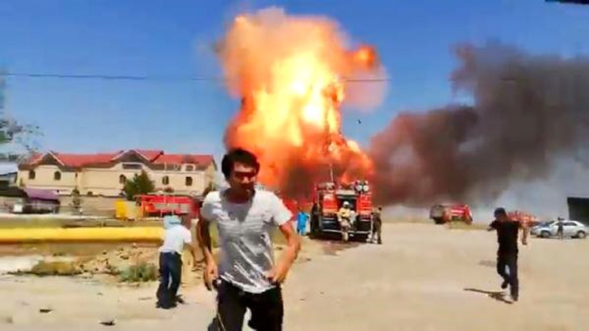 Kazakistan\'da yakıt tankı patladı, itfaiye görevlileri canını zor kurtardı (2)