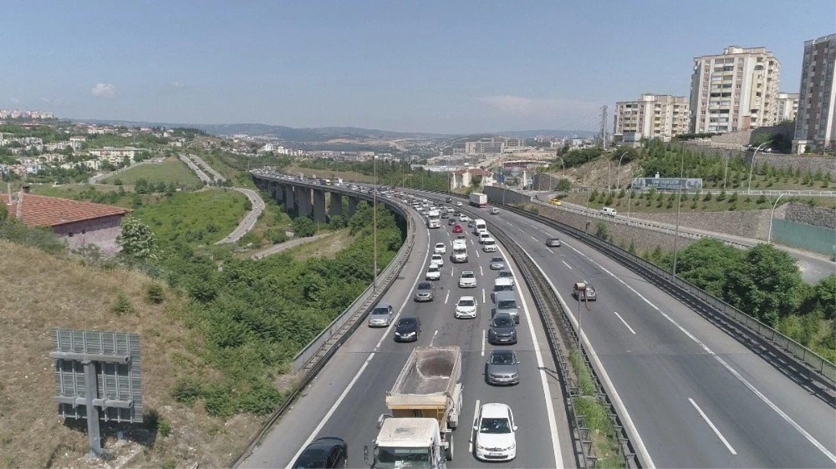 Kocaeli\'de dönüş yoğunluğu trafiği kilitledi