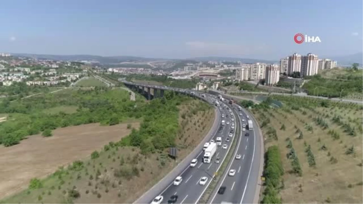 Kocaeli\'de dönüş yoğunluğu trafiği kilitledi...Trafiğin son durumu havadan görüntülendi