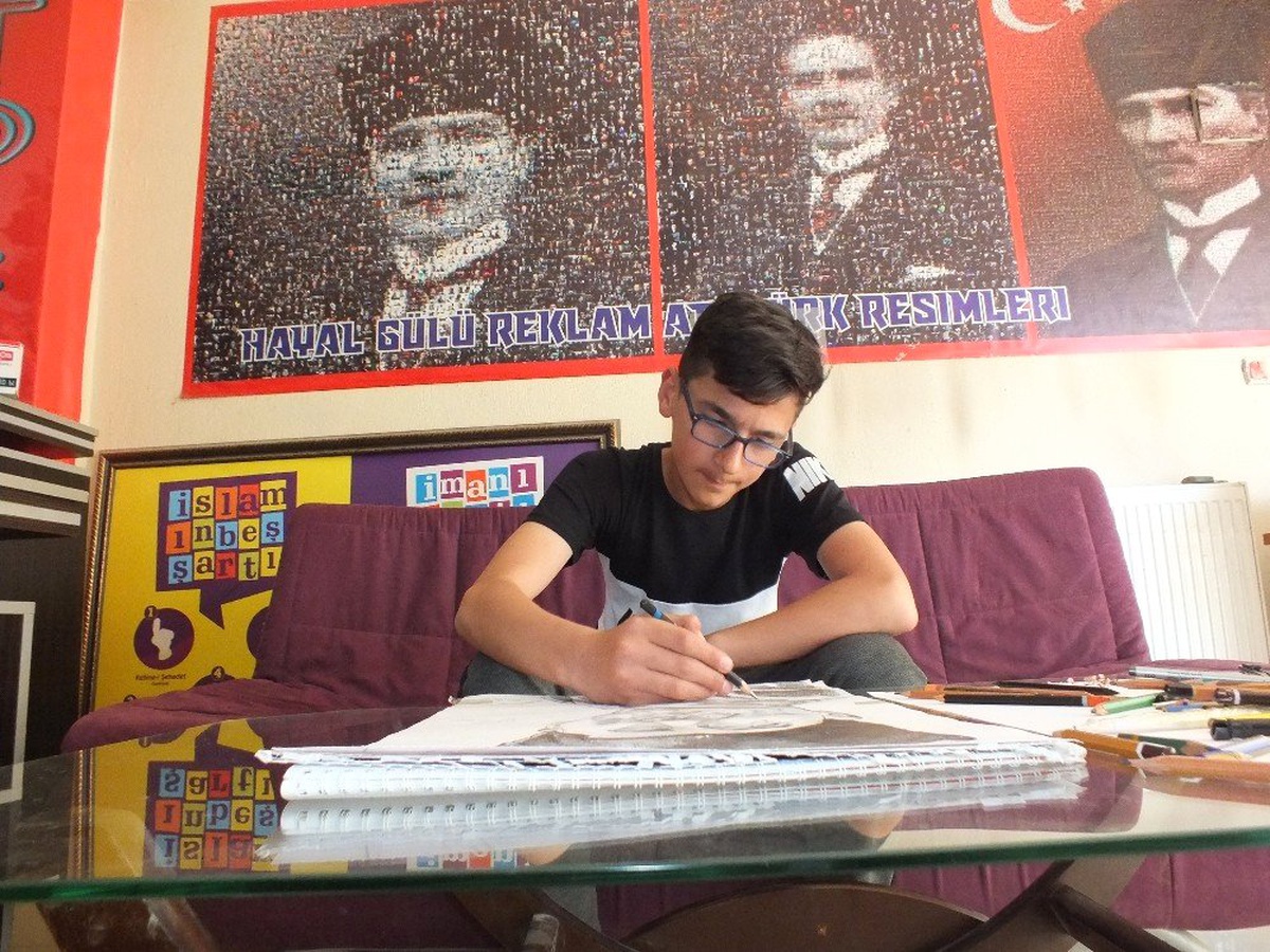 Malazgirtli küçük ressam, yaptığı resimlerle büyülüyor