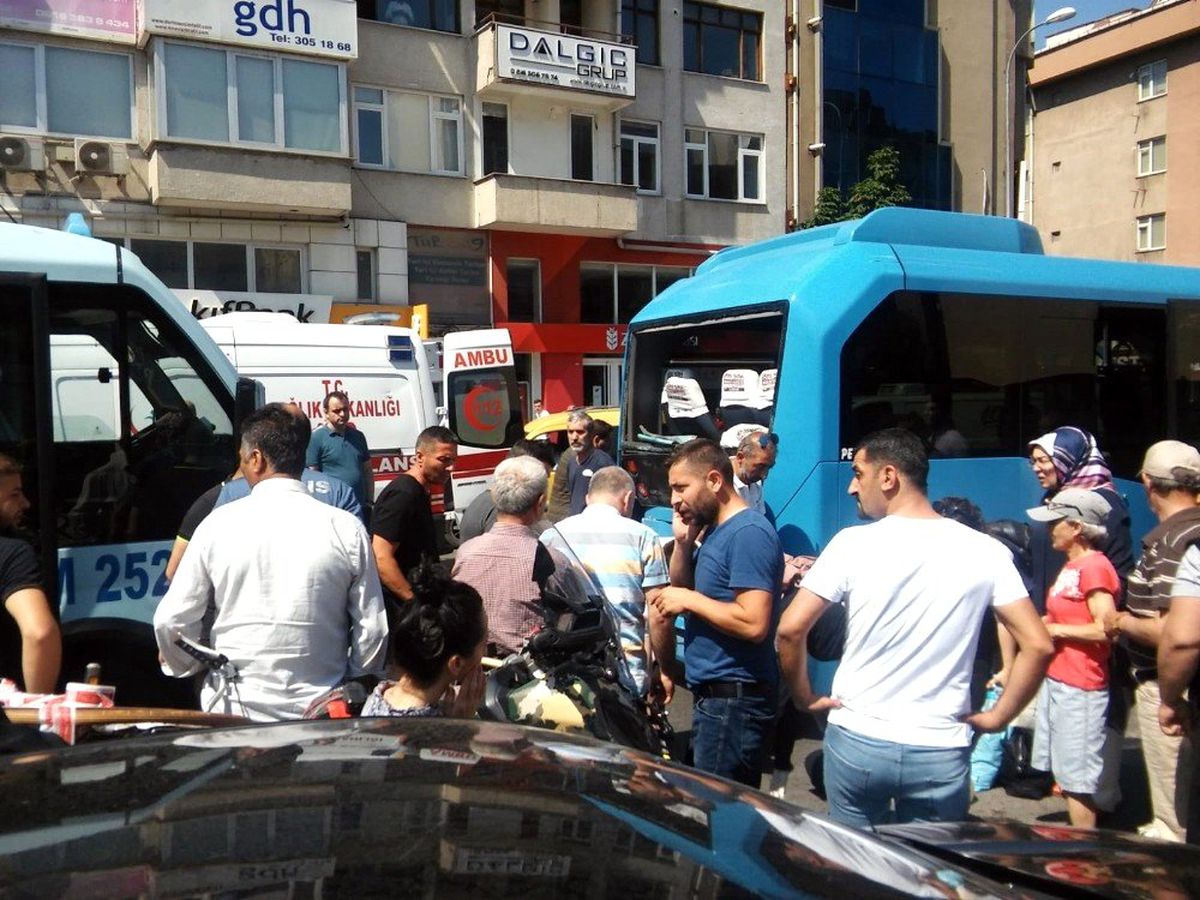Maltepe\'de bir minibüs, yolcu dolu minibüse çarptı: 5 yaralı