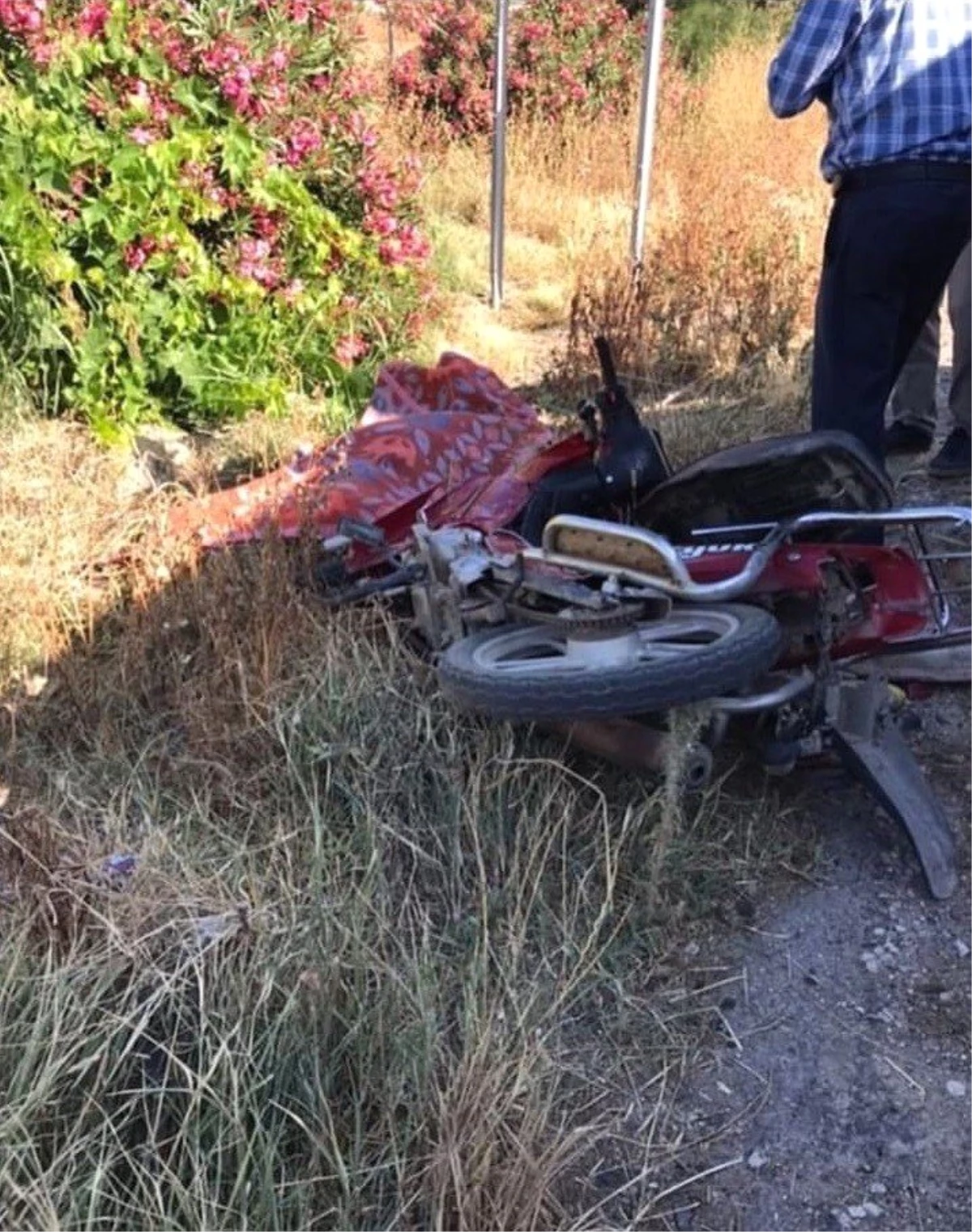 Minibüsle çarpışan kasksız motosiklet sürücüsü hayatını kaybetti