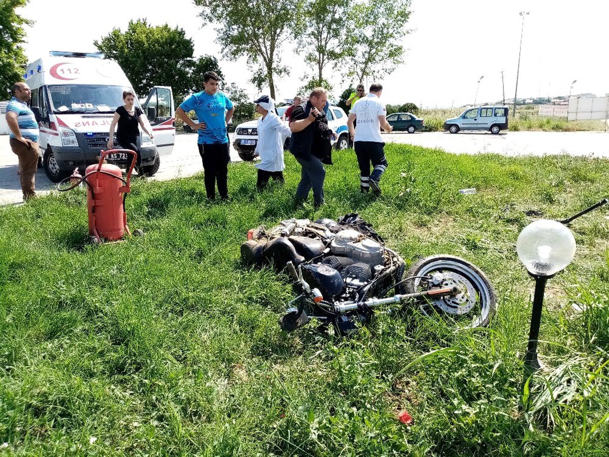 Motosiklet kamyonla çarpıştı: 2 yaralı
