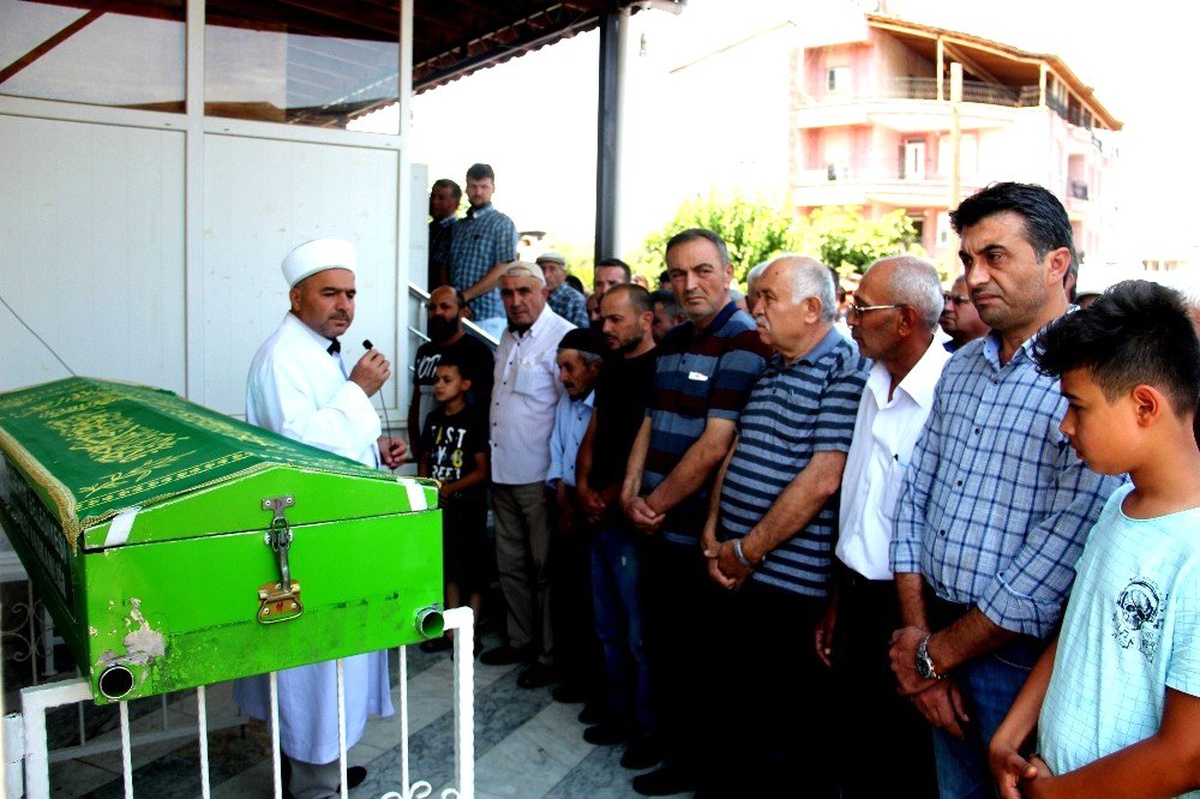 Otomobilin çarptığı küçük çocuk hayatını kaybetti