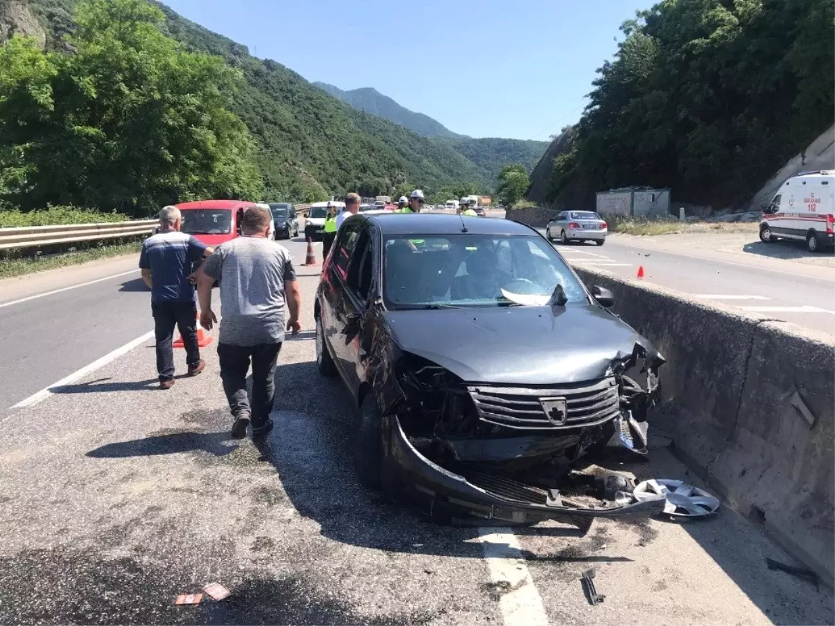 Sakarya\'da otomobil beton refüje çarptı: 3 yaralı