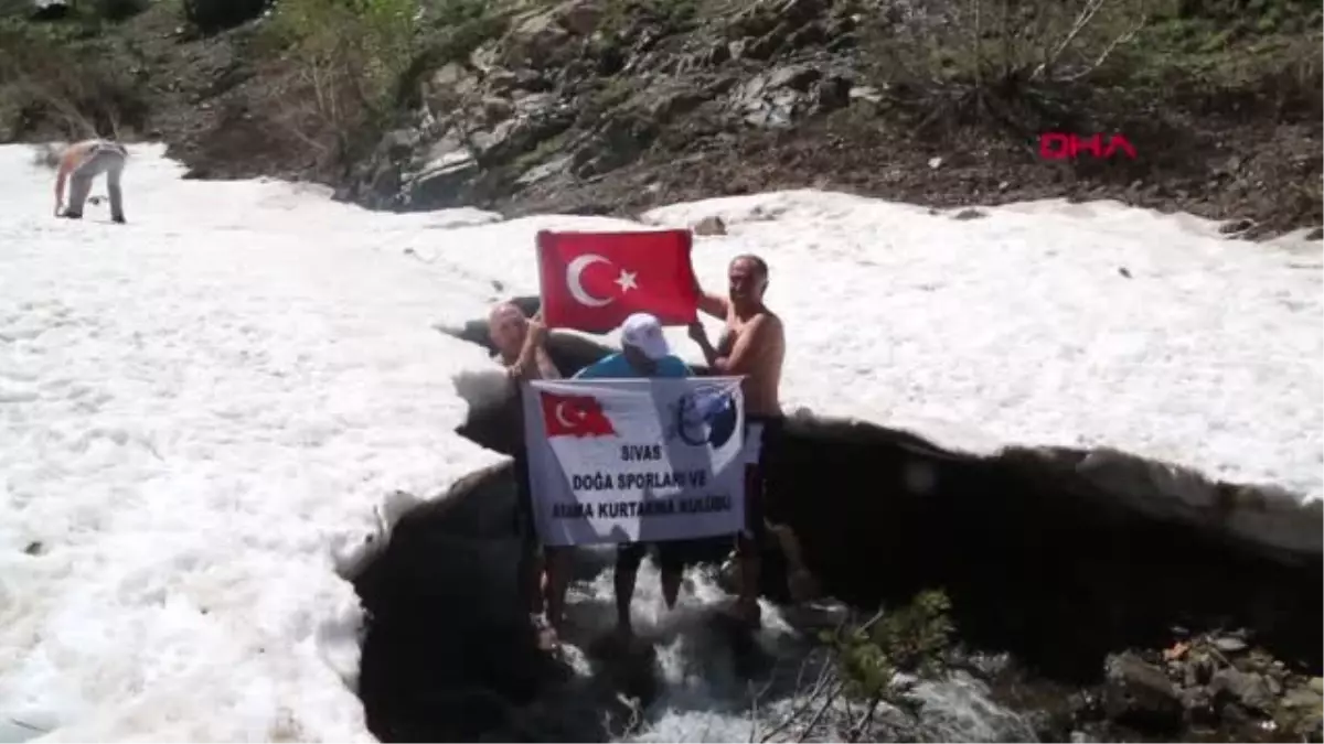 SİVAS 30 DERECE SICAKTA KAR BANYOSU